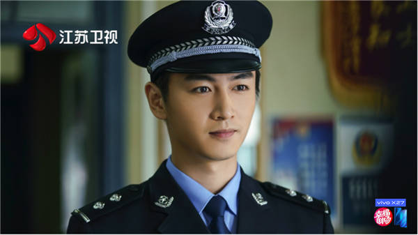 大河网讯（记者 莫韶华）1月6日晚，北京梅兰芳大剧院内戏韵悠长，座无虚席。由河南省文化和旅游厅、河南省人民政府驻北京办事处联合主办的“2026年新春河南省三大剧种优秀剧目北京展演周暨‘跟着戏曲游河南’文旅推介活动”正式拉开帷幕。 这是豫剧、曲剧、越调三大河南代表性剧种首次以整体阵容、集中时段规模性亮相北京，在新春来临之际，诚邀四方宾朋共赴这场中原文化盛宴。 三大剧种集体“亮家底”，首都舞台展现“中原风” 本次展演周是河南戏曲艺术实力的一次集中呈现。1月6日至14日，河南豫剧院青年团、河南省越调艺术保护传承中心、河南省曲剧艺术保护传承中心等省内顶尖院团，将带来6部精品剧目共计6场演出。 剧目安排精心策划，涵盖了传统经典与新编精品：既有展现巾帼英雄史诗的新编历史豫剧《妇好》作为开幕大戏，该剧生动塑造了华夏历史上第一位女将军的光辉形象，演绎了一段波澜壮阔的文明史诗；也有《穆桂英大破天门阵》《收姜维》《风雪配》等脍炙人口的经典名作，更有《赵一曼》《鲁镇》等思想深刻的现代与改编剧目。 三大剧种独特的艺术风格——豫剧的铿锵大气、曲剧的通俗婉转、越调的古朴苍劲，将在首都舞台上得以淋漓尽致的展现。 活动现场，河南省文化和旅游厅党组书记、厅长黄东升在致辞中表示，河南是中华文明的重要发祥地，中原戏曲艺术扎根这方沃土，生生不息。这次展演周展示的6台优秀剧目，从不同侧面展现河南戏曲工作者守正创新、精益求精的艺术追求。 除了精彩的舞台演出，梅兰芳大剧院大厅内同步设置的非遗活态展示区也吸引了众多目光。唐三彩、汝瓷烧制技艺、浚县泥咕咕等6项极具河南特色的非遗展示，让观众在赏戏之余，能零距离触摸中原传统文化的厚重底蕴，实现“看一场好戏，淘一件好物”的多元体验。 豫剧《妇好》在京圈粉，吸引游客奔赴河南 当晚，北京梅兰芳大剧院内鼓乐铿锵，由河南豫剧院青年团创排的新编历史豫剧《妇好》正在上演。观众席中，既有老戏迷沉浸在熟悉的豫韵之中，也有许多年轻的面孔，他们被这波澜壮阔的历史叙事与极具张力的现代表达深深吸引。 当演至妇好领军出征等核心唱段时，演员高亢清亮的嗓音与饱满激昂的情感，如潮水般涌向观众席，引发现场经久不息的掌声。 来自北京的医务工作者田琨全神贯注，她表示，吸引自己走进剧场的是“妇好”这个跨越三千年的历史人物与殷墟的厚重文化。“我对殷墟文化有一定了解，在国家博物馆看过与妇好相关的文物。”田琨说，她认为将这位中国历史上首位女将军的故事，与河南独具特色的戏曲艺术相结合，必将产生奇妙的“文化碰撞”。 北方昆曲剧院作曲家姚昆宏表示，作为一位在北京工作三十年的开封人，深切感受到现场“热气腾腾”的氛围，演出前大厅里人山人海。她认为，《妇好》进京演出，对于提升安阳殷墟、中国文字博物馆的知名度，以及整个河南的文化形象都具有重要意义。 “河南几大古都底蕴深厚，这次通过戏曲把殷墟文化和妇好这位传奇女将军的事迹生动地搬上舞台，正好能带动大家‘跟着妇好游安阳，游殷墟’，是一次文旅融合的有益实践。”姚昆宏评价。 河南豫剧青年团团长关效宇表示，豫剧《妇好》此次在京演出，成功地将妇好形象以及相关历史文物活起来、焕新生，让观众对历史文化的兴趣，转化为对一方水土的实地探访向往，希望通过这部戏，把殷商文化的独特魅力和文旅价值传出去，让千年殷商文明通过现代戏曲的当代表达，在首都乃至更广阔的舞台上焕发出新的生命力。 “戏曲+文旅”创新融合，向全国发出新春邀约 本次活动不仅是一场高水平的艺术展演，更是一次文旅融合的创新实践。它突破了传统的演出模式，将剧场变为展示河南文旅资源的“前沿展厅”。在开幕式上，河南文旅首次发布了《回河南·寻味中国年》宣传片，借助展演周的热度，向首都及全国观众发出诚挚的新春邀请。 黄东升在推介中生动描述了“老家河南”的年味：“春节就要到了，我们围绕‘回河南·寻味中国年’，给大家带来了丰富的‘年味盛宴’。欢迎各位朋友回到老家河南，吃大席、享美食，寻找人间烟火味儿；赶庙会、赏非遗，体验中原乡土味儿；看演艺、买文创，邂逅潮流时尚味儿；进景区、逛街区，感受老家人情味儿。” 去年以来，河南文旅持续开展“跟着戏曲游河南”主题宣传，积极探索“剧院为台、演游一体”的宣传推广新模式，“以戏为媒、引客入豫”,希望观众在领略艺术之美的同时，激发对河南这片土地的好奇与向往。 现场广泛邀请在京的河南籍同乡、曾在豫工作的各界代表观看演出，以乡音慰藉乡愁，传递家乡的问候与温暖。 这场跨越千里的文化邀约，不仅展现了新时代河南文艺繁荣发展的勃勃生机，更彰显了河南以文化为纽带，深化交流、促进发展的开放姿态。随着展演周的持续，中原戏曲的铿锵韵律将继续在北京奏响，吸引更多人走进河南、读懂中国。 编辑：祝萍审核 ：莫韶华