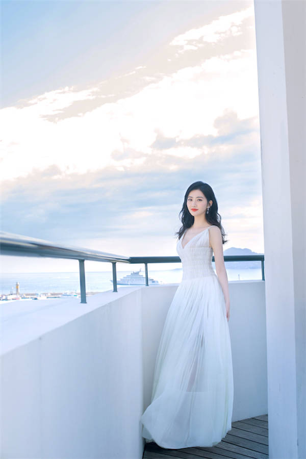 One Last Clip游戏玩法 玩家需进入不同放映厅观看同一电影片段，结束后从两个出口二选一：正常片段出口通向下一影厅，缺陷片段出口则触发回溯机制，使玩家退回起点。